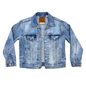 BRAND NEW NEVER WORN LEVI’S EX-BOYFRIEND TRUCKER DENIM JACKET SIZE SMALL